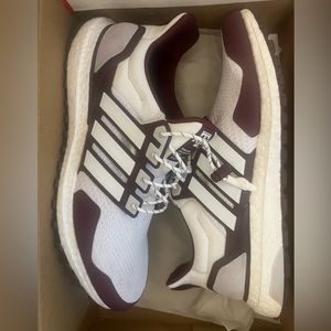 Adidas size 11.5 Texas